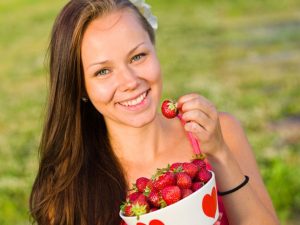 Полуниця - користь і шкода для організму і особи жінки