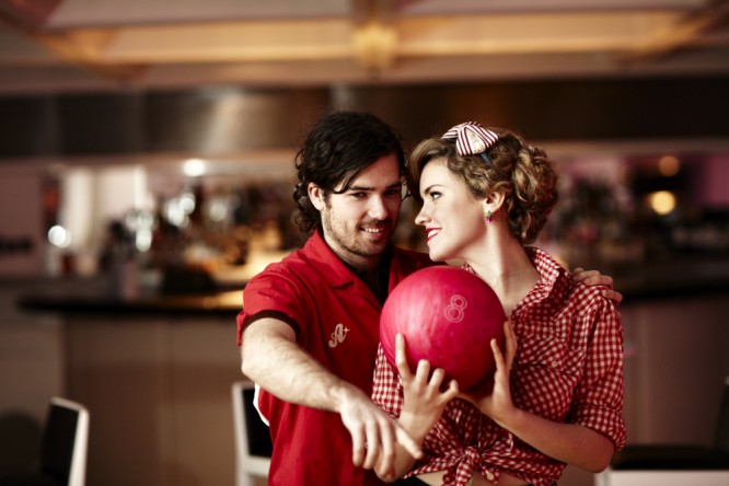 8-1950s-retro-bowling-engagement-shoot-vintage-thaoski-666x444