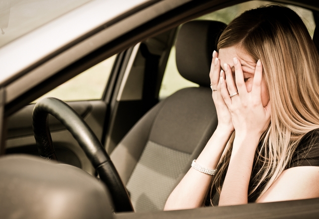 142260_woman_in_car