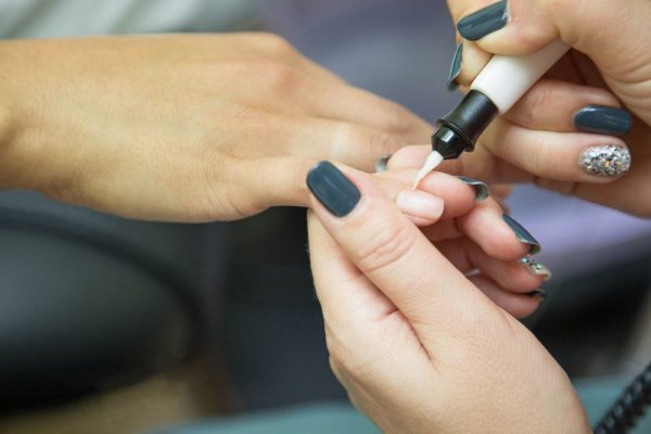 При використанні гелевого покриття Shellac by CND перерахованими операціями можна знехтувати, але при манікюрі будь-яким іншим гель-лаком - робити це потрібно обов'язково.